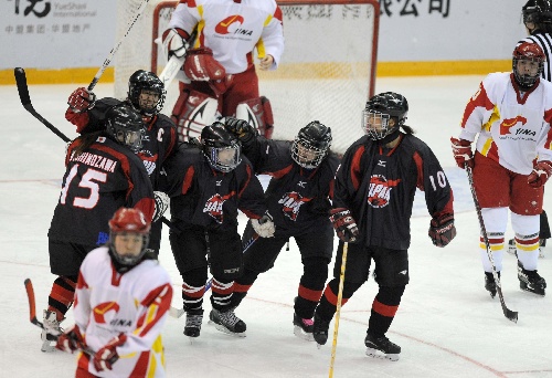 中国国家男子冰球队不敌日本中小学生的女子冰球队，图为对手进球后的庆祝